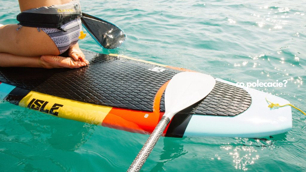Przydatne elementy wyposażenia sup surfera, czyli co warto dokupić?